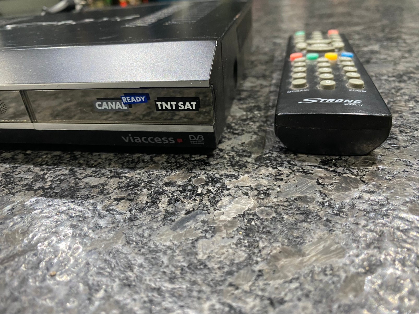 Décodeur satellite numérique Strong SRT6410, Enlèvement ou Envoi, Comme neuf, Décodeur