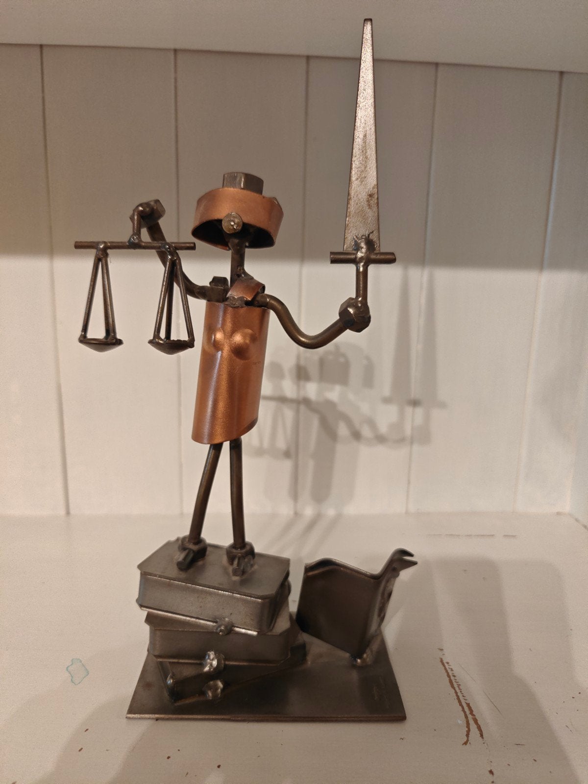 Beeldje Vrouwe Justitia, Enlèvement ou Envoi