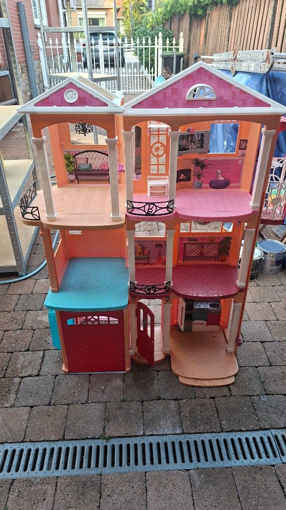 Barbiehuis groot+klein + box vol met poppen en accessoires, Kinderen en Baby's, Ophalen, Gebruikt, Poppenhuis
