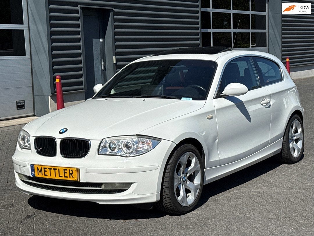 BMW 1-serie 118i Business Line, Apple carplay, Panoramadak,, Auto's, 4 zetels, 4 cilinders, Wit, Parkeersensor