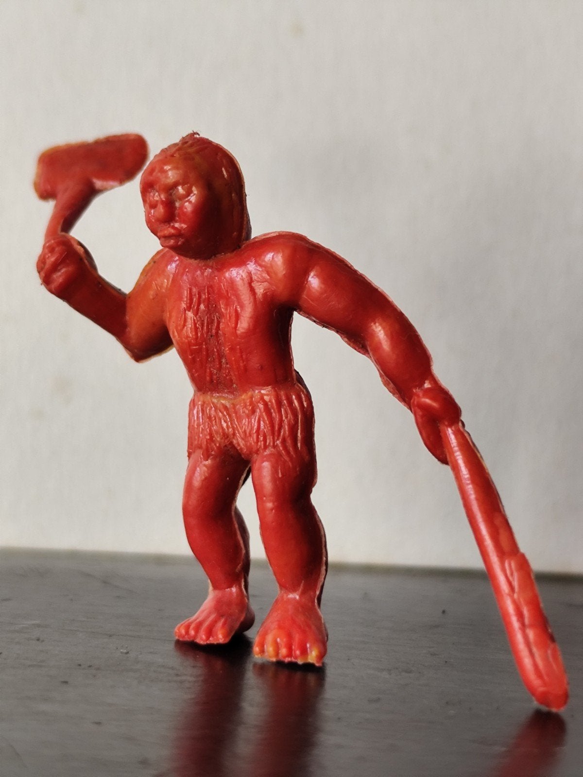 Figurine Vintage Caveman hong kong Plastique Rouge, Enlèvement ou Envoi