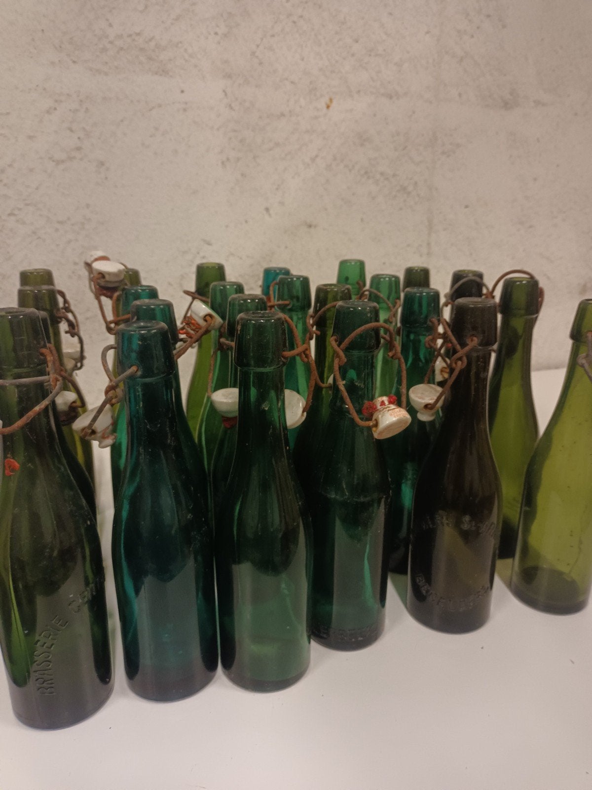 Partij antieke groene beugelflessen – Brocante, Ophalen