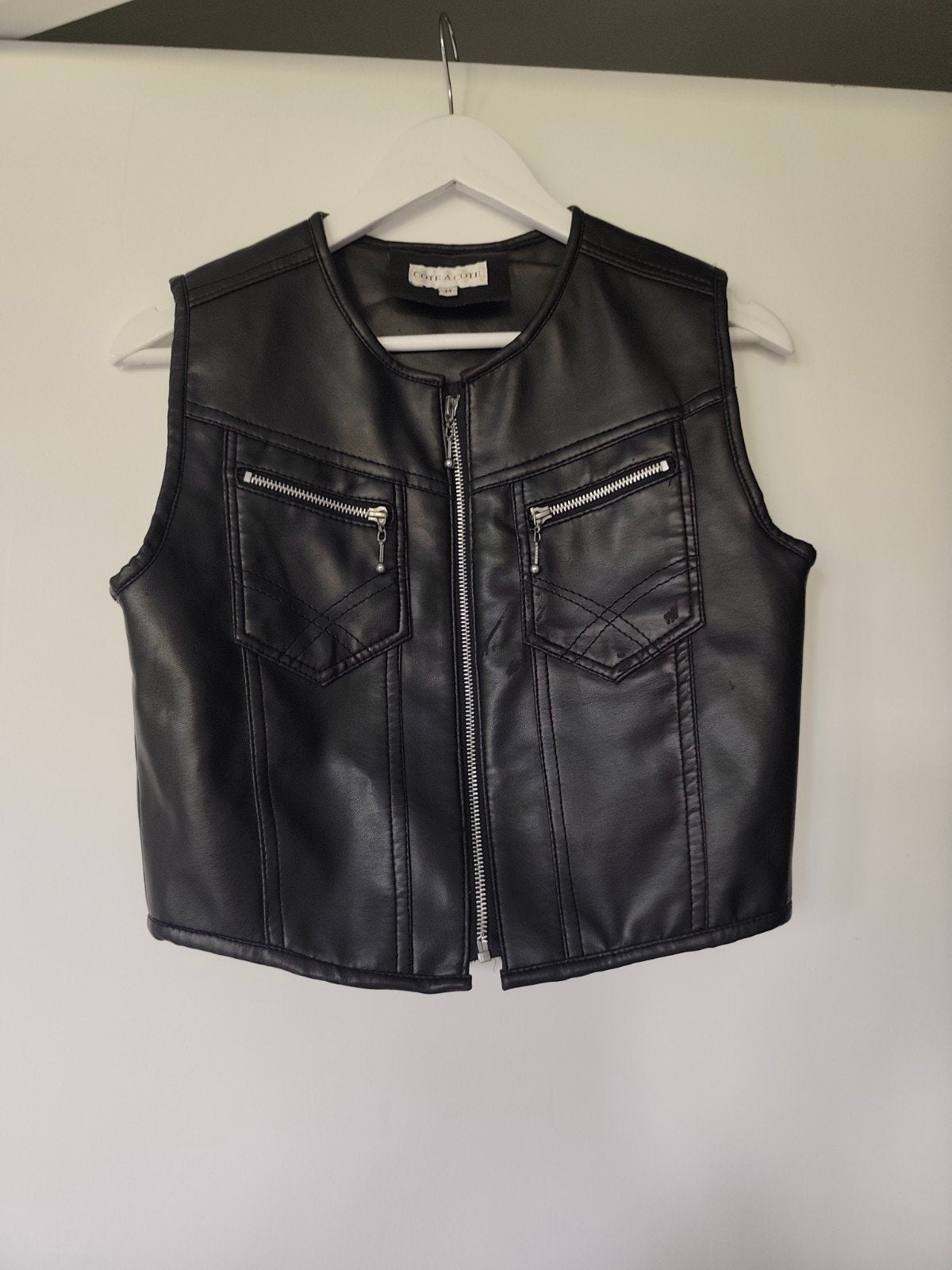 Veganistisch leren vest als nieuw. Naast elkaar Merkmaat M, Kleding | Dames, Bodywarmers, Maat 38/40 (M), Zwart, Ophalen of Verzenden