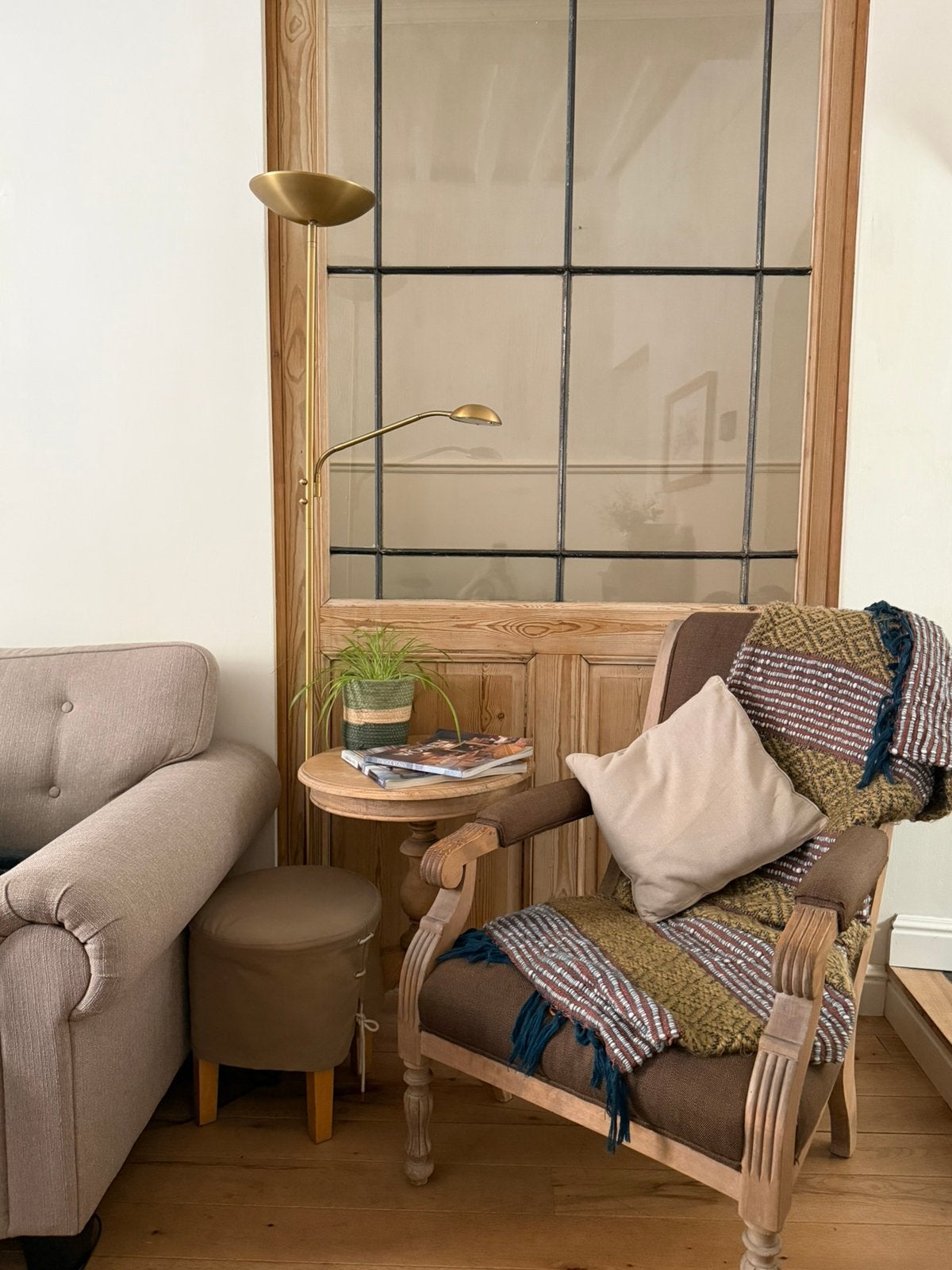 Mooie Houten fauteuil klassiek & comfortabel, Huis en Inrichting, Kasten | Vitrinekasten, Ophalen, Zo goed als nieuw
