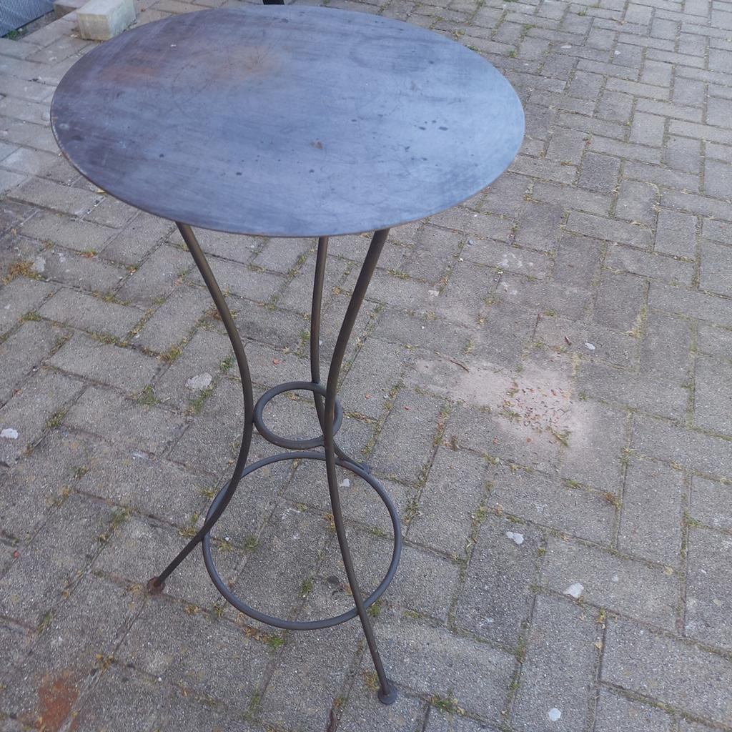 Stalen bijzettafel, Enlèvement