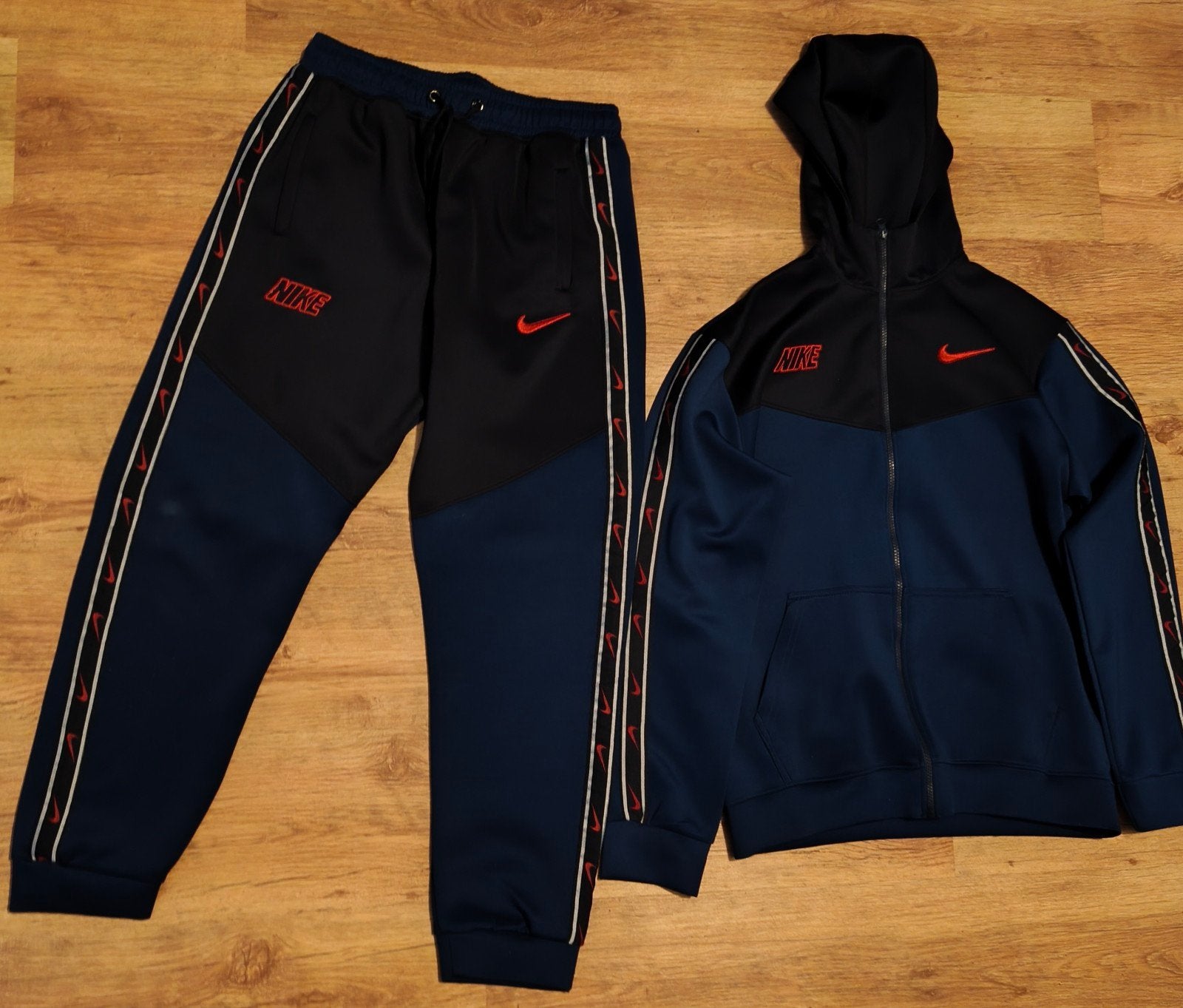 Ensemble / Survêtement Nike Tape Logo - Bleu Marine & Noir, Vêtements | Hommes, Vêtements de sport, Enlèvement ou Envoi, Nike
