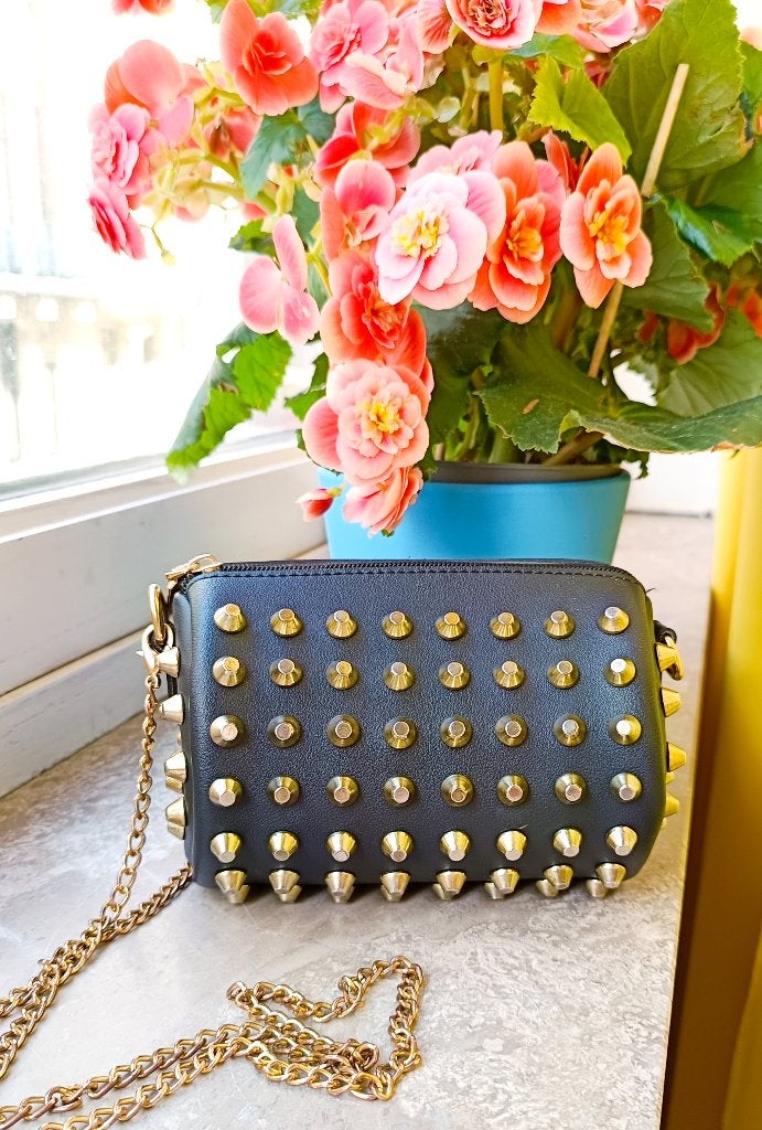 Mini sac à bandoulière en forme de seau à pointes cloutées., Bijoux, Sacs & Beauté, Enlèvement ou Envoi, Comme neuf, Noir, Sac à bandoulière
