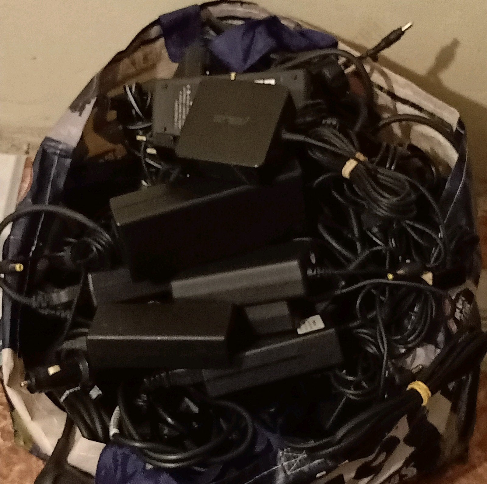 Lot chargeur plusieurs modèles, Computers en Software, Laptop-opladers, Zo goed als nieuw