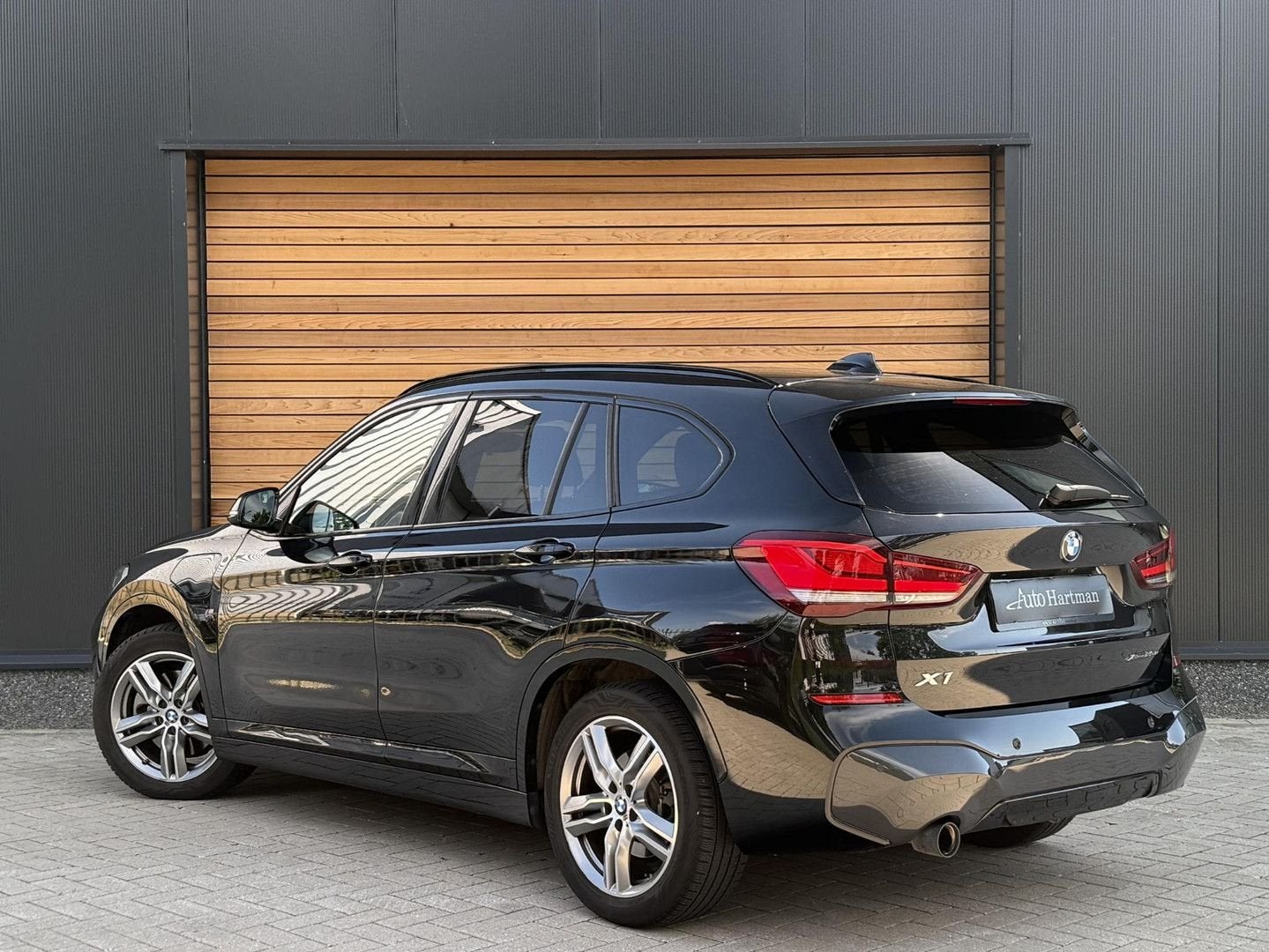 BMW X1 xDrive25e High Executive HEAD-UP|H&K|KEYLESS|TREKHAAK, Auto's, BMW, Zwart, Zwart, Bedrijf, 43 g/km