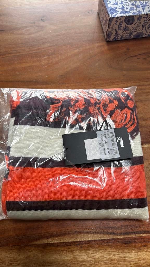 Nouveau dans emballage echarpe long PUMA, Enlèvement ou Envoi, Neuf, Taille 46/48 (XL) ou plus grande, Écharpe