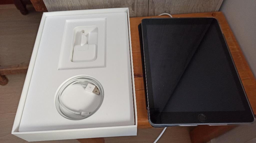 I pad A1822, Informatique & Logiciels, Apple iPad Tablettes, Apple iPad, 10 pouces, Comme neuf, Enlèvement