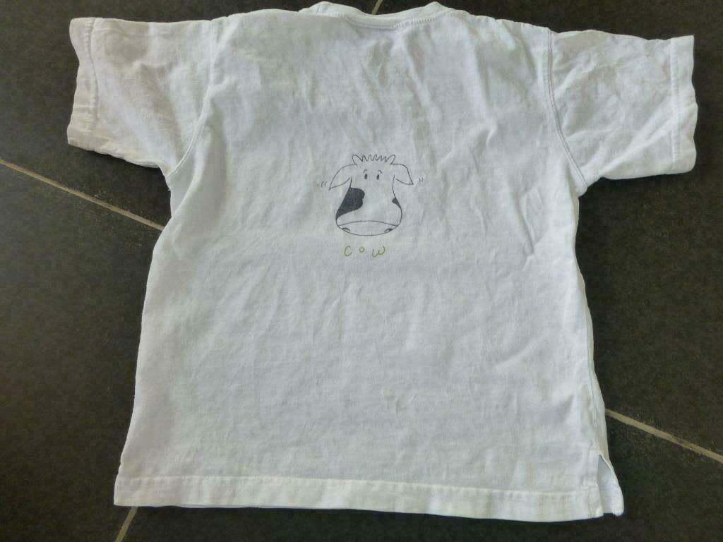 witte t-shirt met tekst en tekening koe maat 98 - 104, Kinderen en Baby's, Ophalen of Verzenden, Gebruikt, Jongen of Meisje, Shirt of Longsleeve