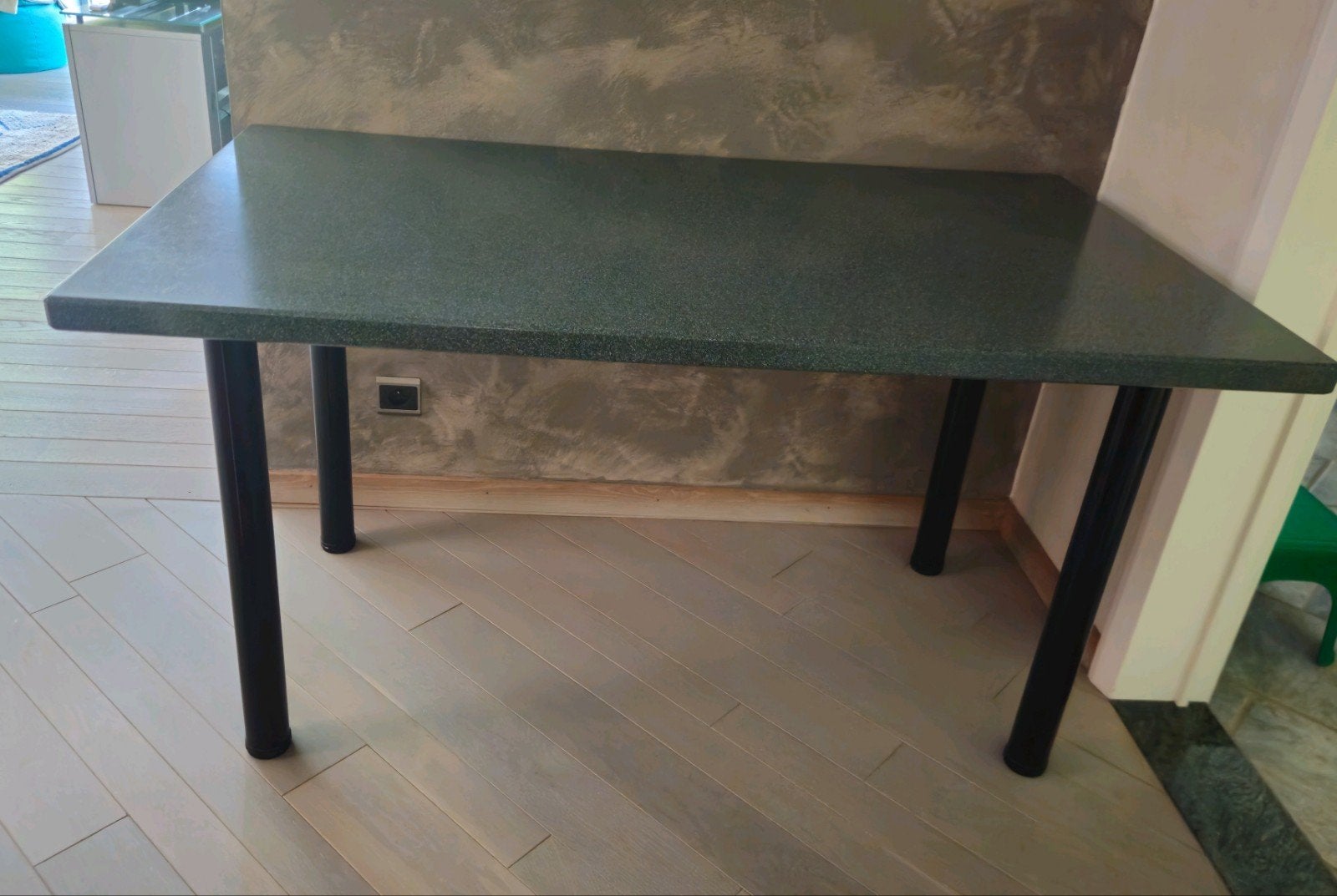 Tafel / keukentafel in corian., Huis en Inrichting, Tafels | Eettafels, Ophalen, Overige materialen, 100 tot 150 cm, 50 tot 100 cm
