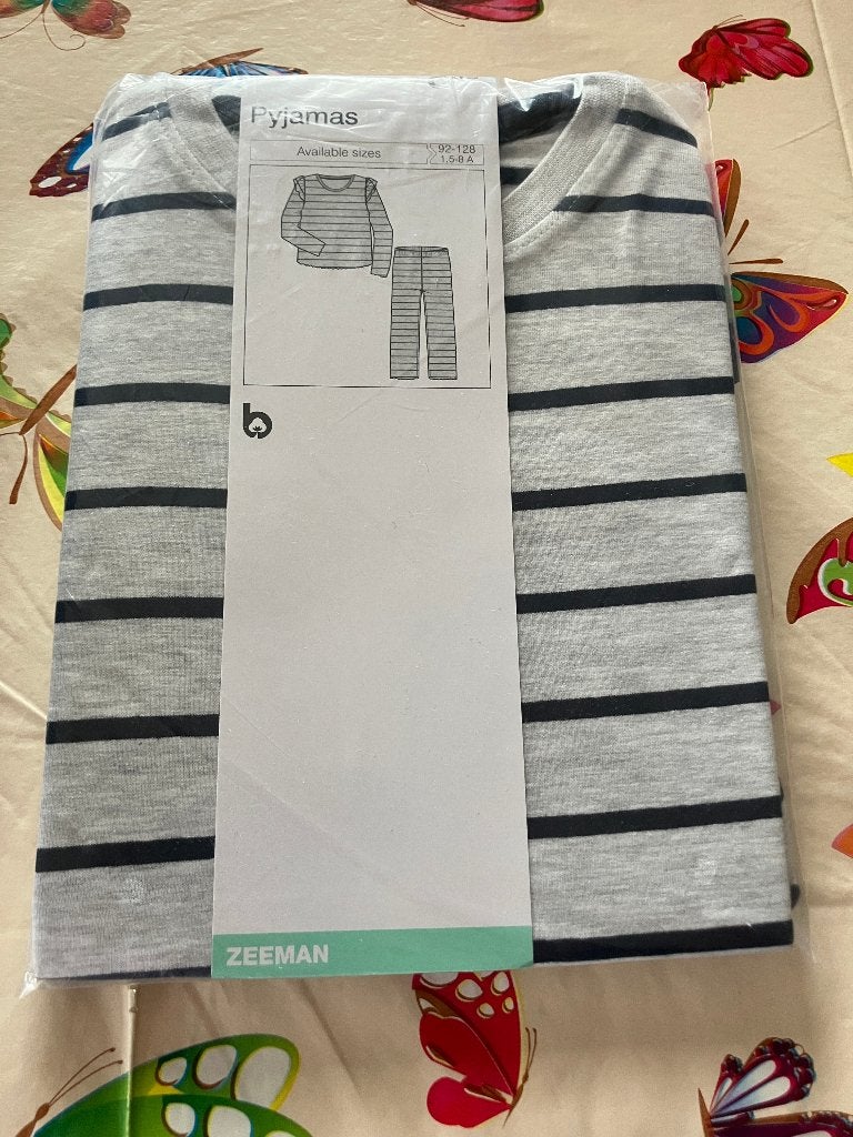 Nieuwe grijs gestreepte pyjama - Maat 110 / 116, Kinderen en Baby's, Kinderkleding | Maat 110, Ophalen of Verzenden, Nieuw, Meisje