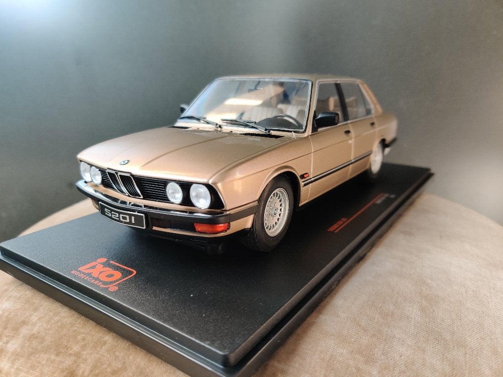 BMW 520i (E28) 1987 IXO 1/18e neuve, en boîte., Enlèvement ou Envoi, Neuf, Voiture, Autres marques