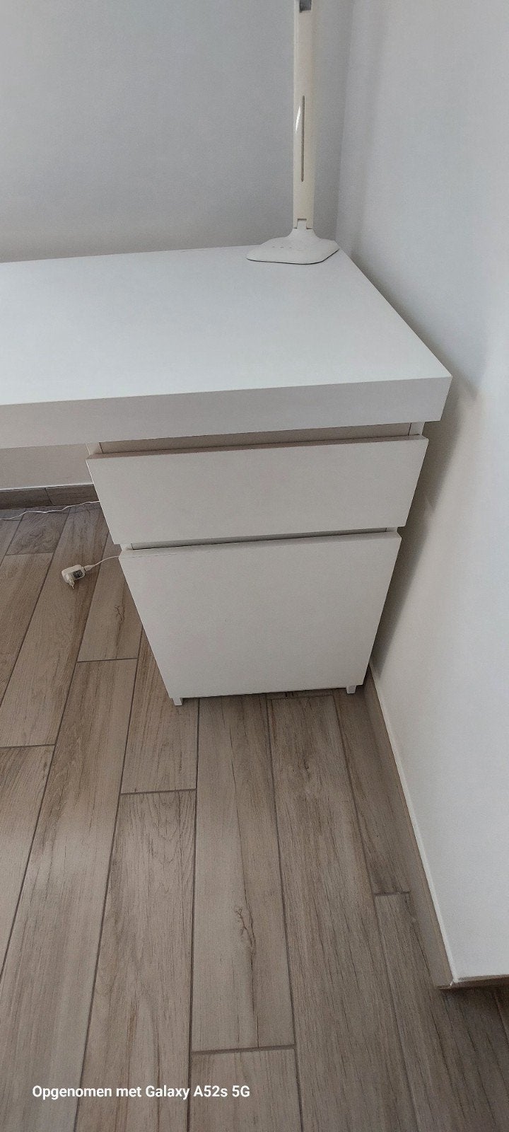 Bureau Malm,kleine beschadiging op laatste foto, Ophalen