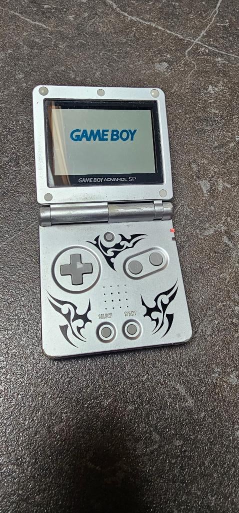Gameboy SP tribal, Consoles de jeu & Jeux vidéo, Consoles de jeu | Nintendo Game Boy, Utilisé, Enlèvement ou Envoi