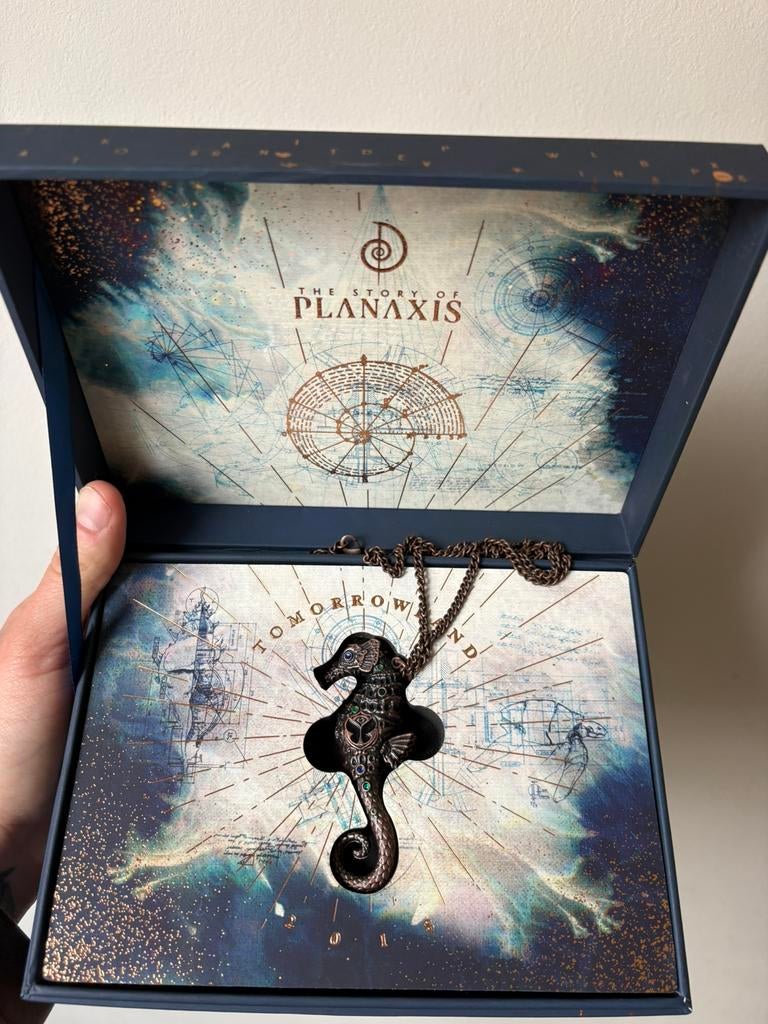 Tomorrowland verzamel box, Enlèvement