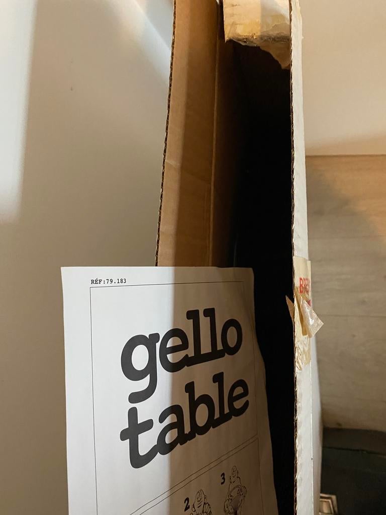 Design tafeltje, Huis en Inrichting, Woonaccessoires | Krantenbakken en Lectuurbakken, Ophalen, Zo goed als nieuw