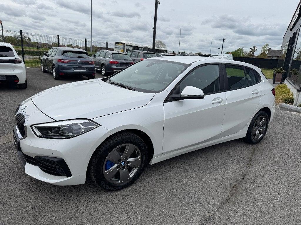 BMW 118i automaat 1st eig ohboek cruise carplay gps, Auto's, Dealer onderhouden, Wit, Bedrijf, 5 deurs