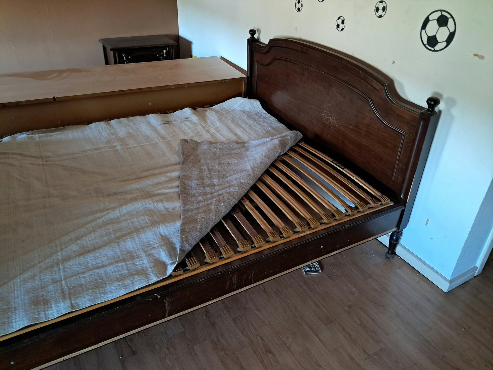 Oud bed, Enlèvement