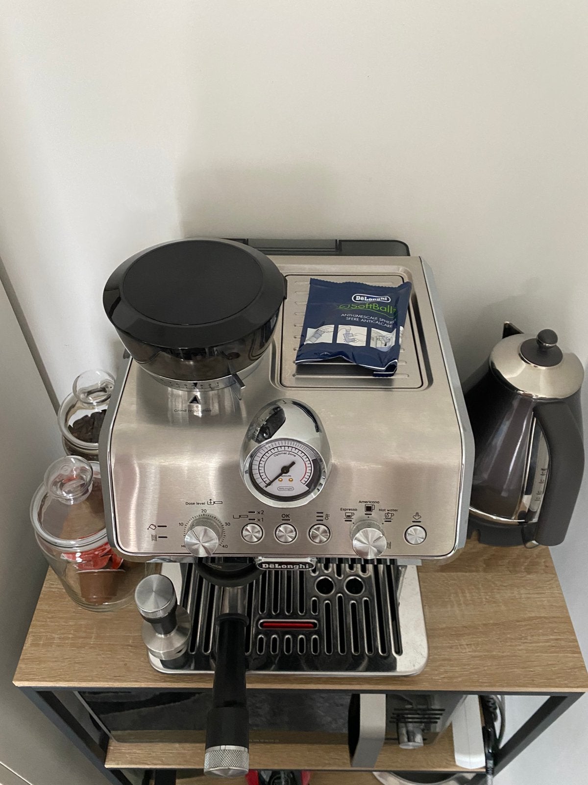 Machine à café de la marque Delonghi, Electroménager, Cafetières, Réservoir d'eau amovible, Café en grains, 2 à 4 tasses, Utilisé
