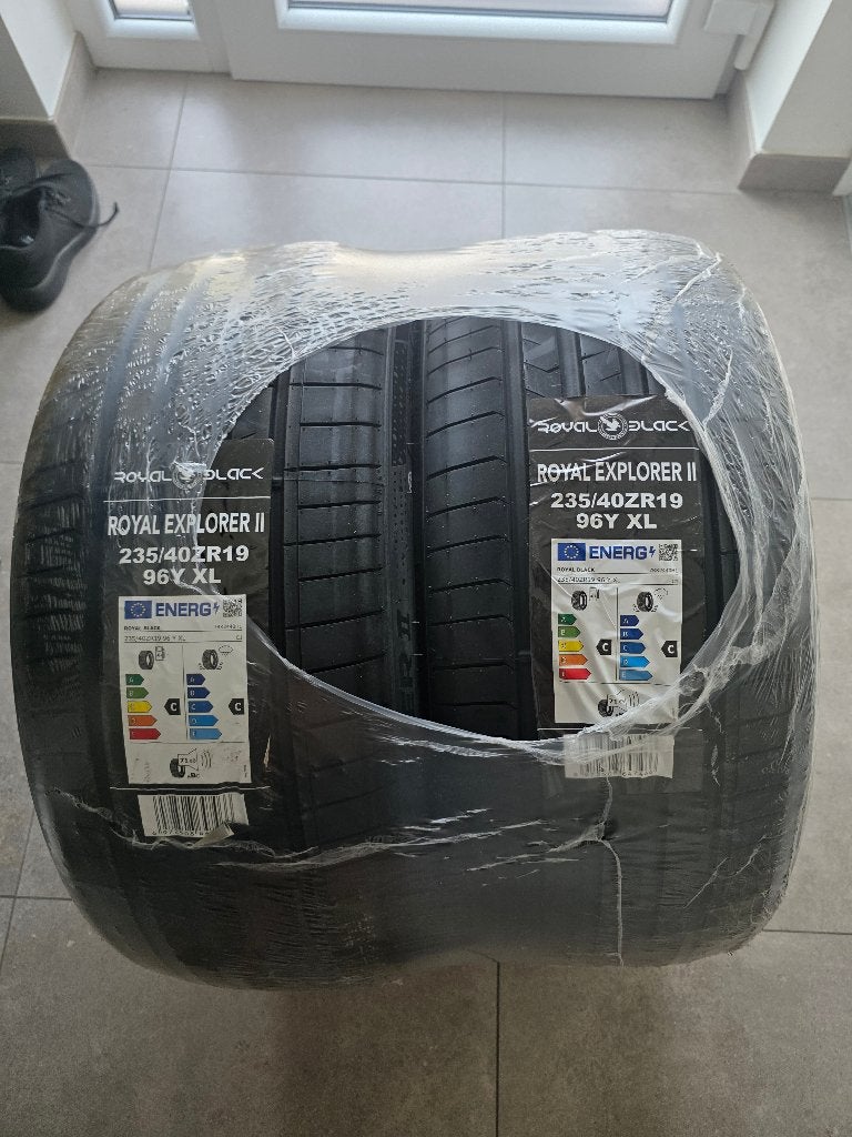 Autobanden, Auto-onderdelen, Banden en Velgen, Overige, Nieuw, 235 mm, Band(en)