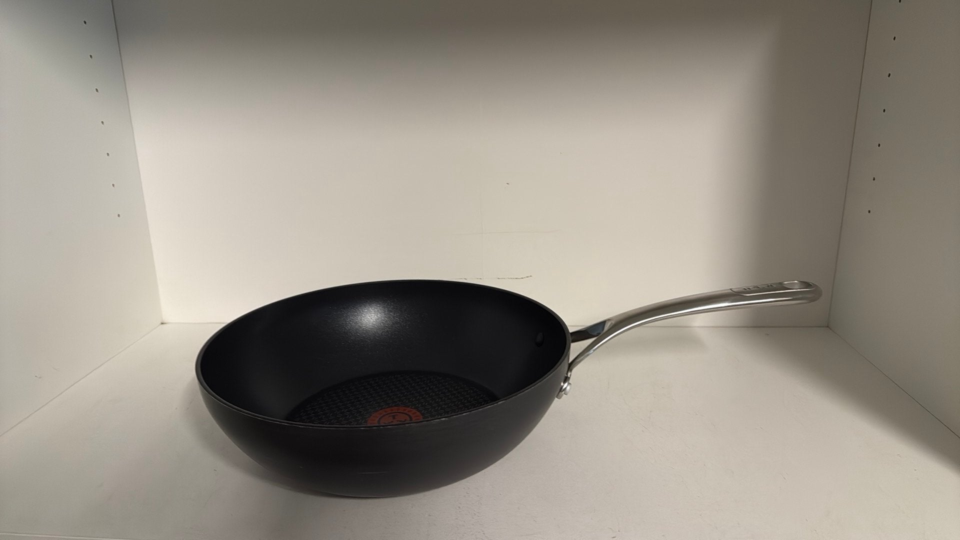 Gebogen wokpan/bakpan, Huis en Inrichting, Keuken | Potten en Pannen, Zo goed als nieuw, Sauteerpan, Aluminium, Antiaanbaklaag
