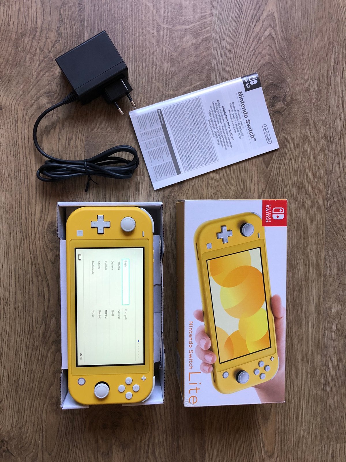 Gele Nintendo Switch Lite + glazen screenprotector, Games en Spelcomputers, Ophalen of Verzenden, Zo goed als nieuw, Zonder controller