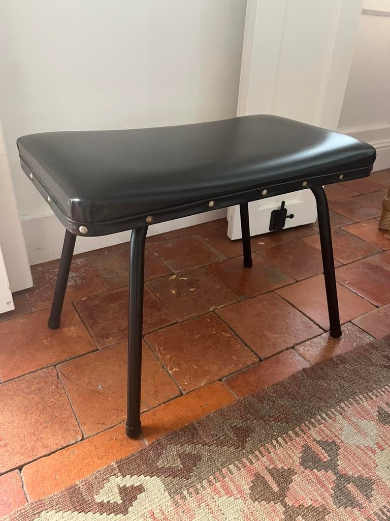 AUTHENTIEKE VINTAGE VOETENBANK ZWART MIDCENTURY GUARICHE, Maison & Meubles, Canapés | Repose-pieds & Poufs, Comme neuf, Cuir, Enlèvement ou Envoi