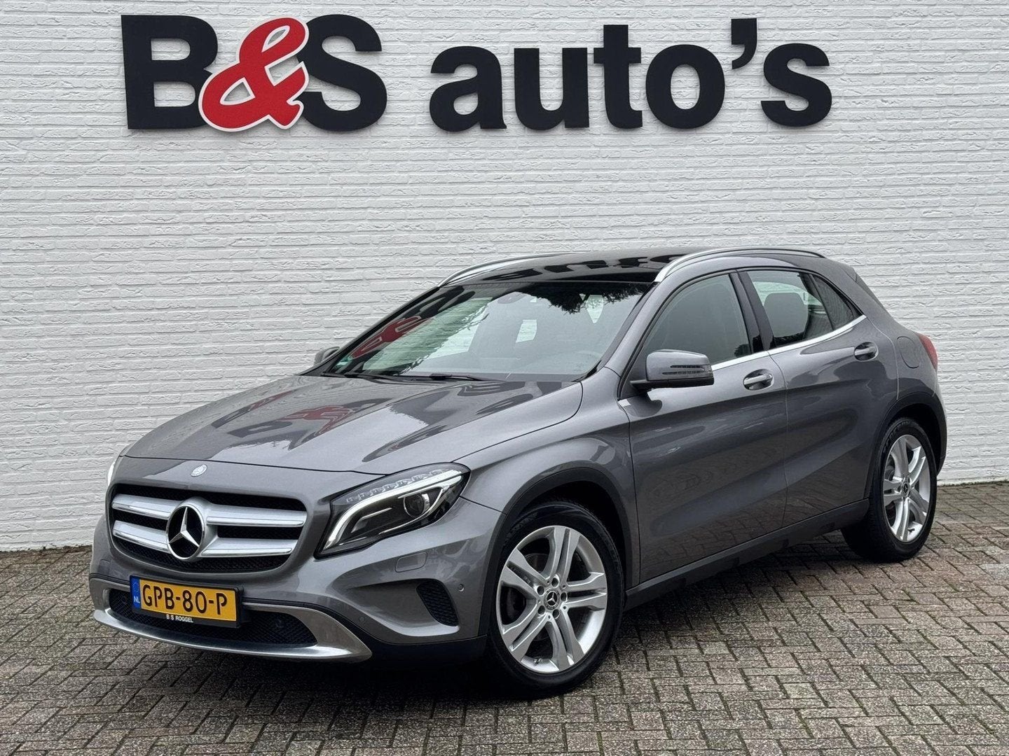 Mercedes-Benz GLA 200 Edition Trekhaak Panorama dak Automaat, Auto's, Mercedes-Benz, Automaat, Bedrijf, Grijs, SUV of Terreinwagen