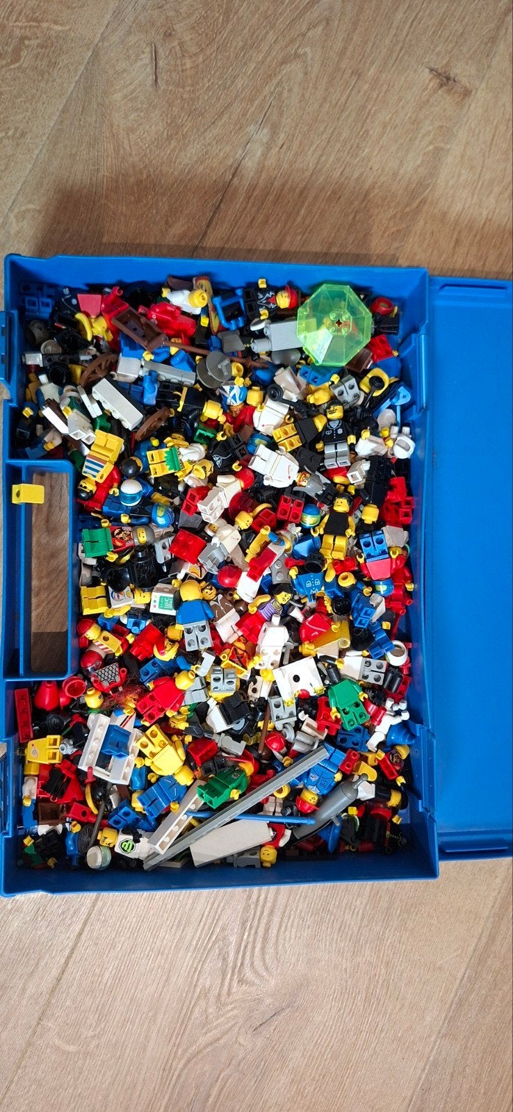 BOite avec différentes figurines Lego année 90, Kinderen en Baby's, Speelgoed | Bouwstenen, Ophalen, Gebruikt