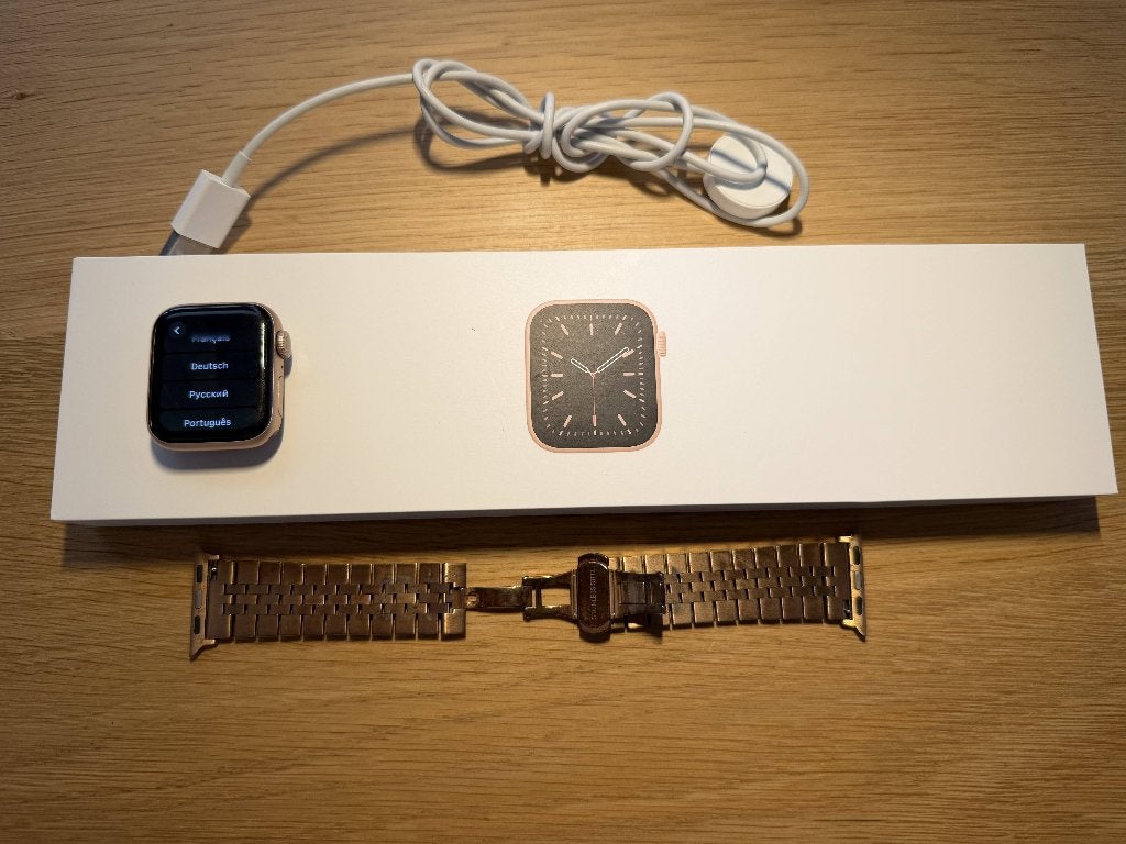 Apple Watch SE 40mm Roségoud Aluminium Roze, Gebruikt, Apple Watch, IOS, Ophalen of Verzenden