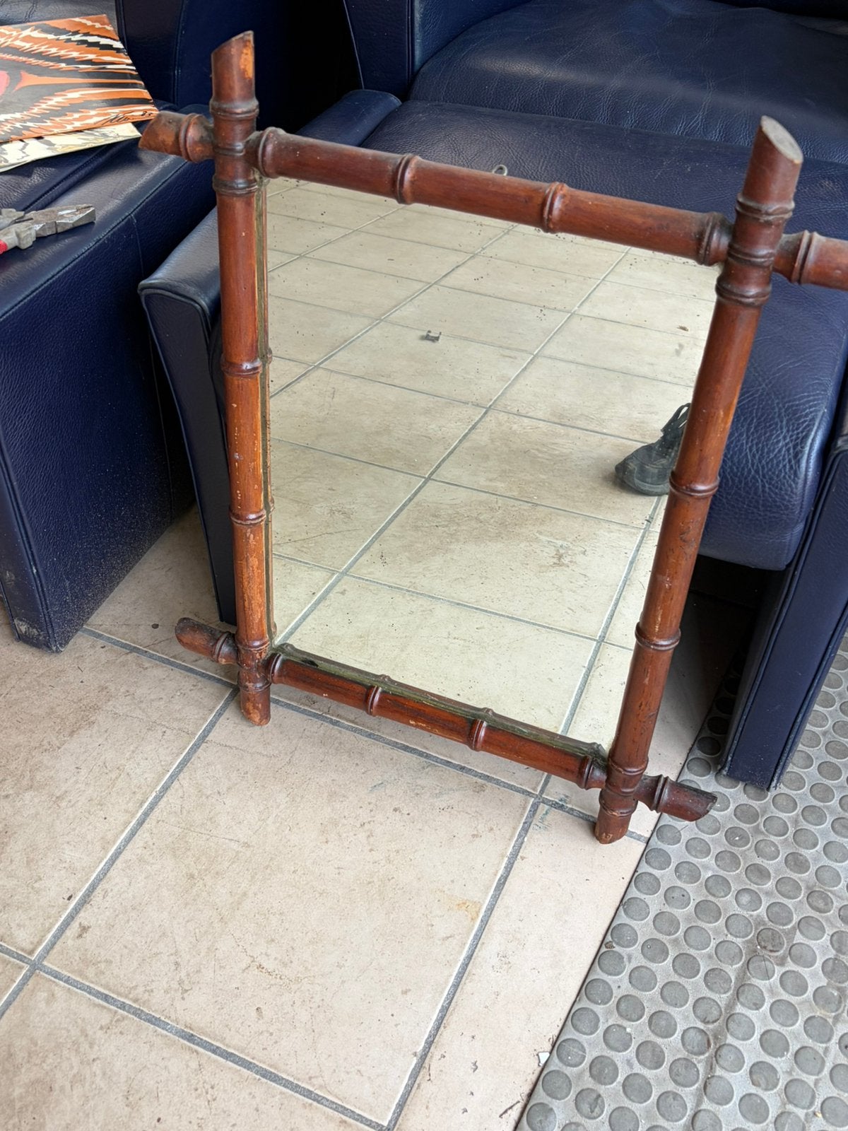 Jolie miroir ancien, Enlèvement