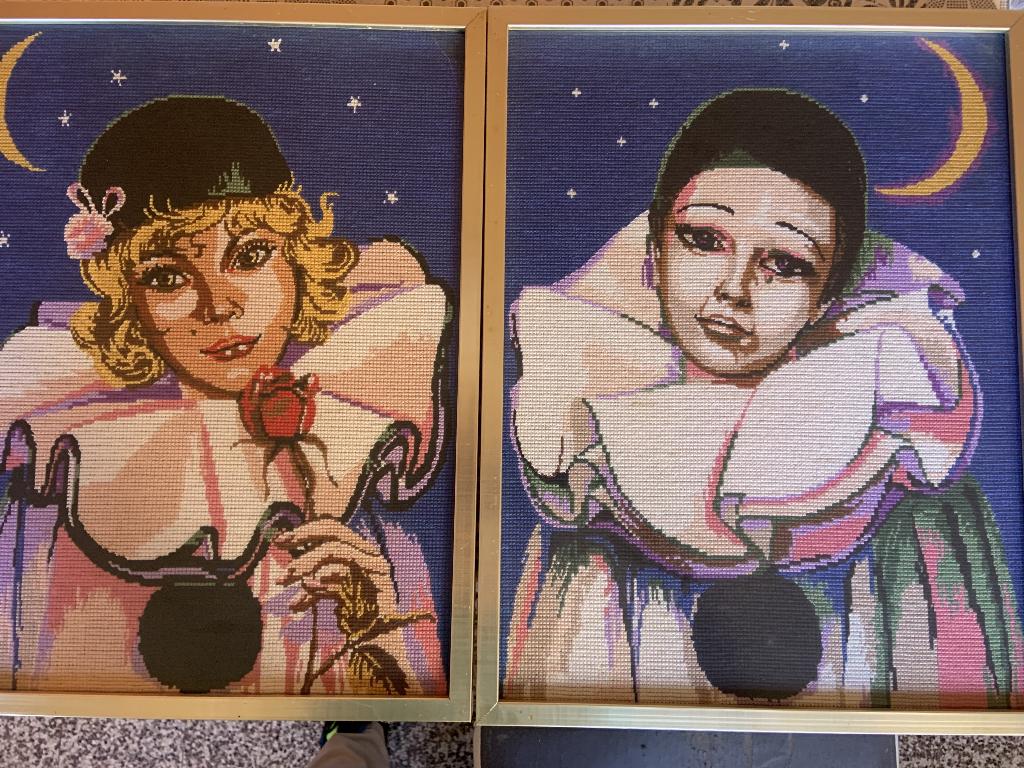2 canevas – Pierrot / Arlequin – An 80 – Sous verre –, Antiquités & Art, Antiquités | Porcelaine, Enlèvement ou Envoi