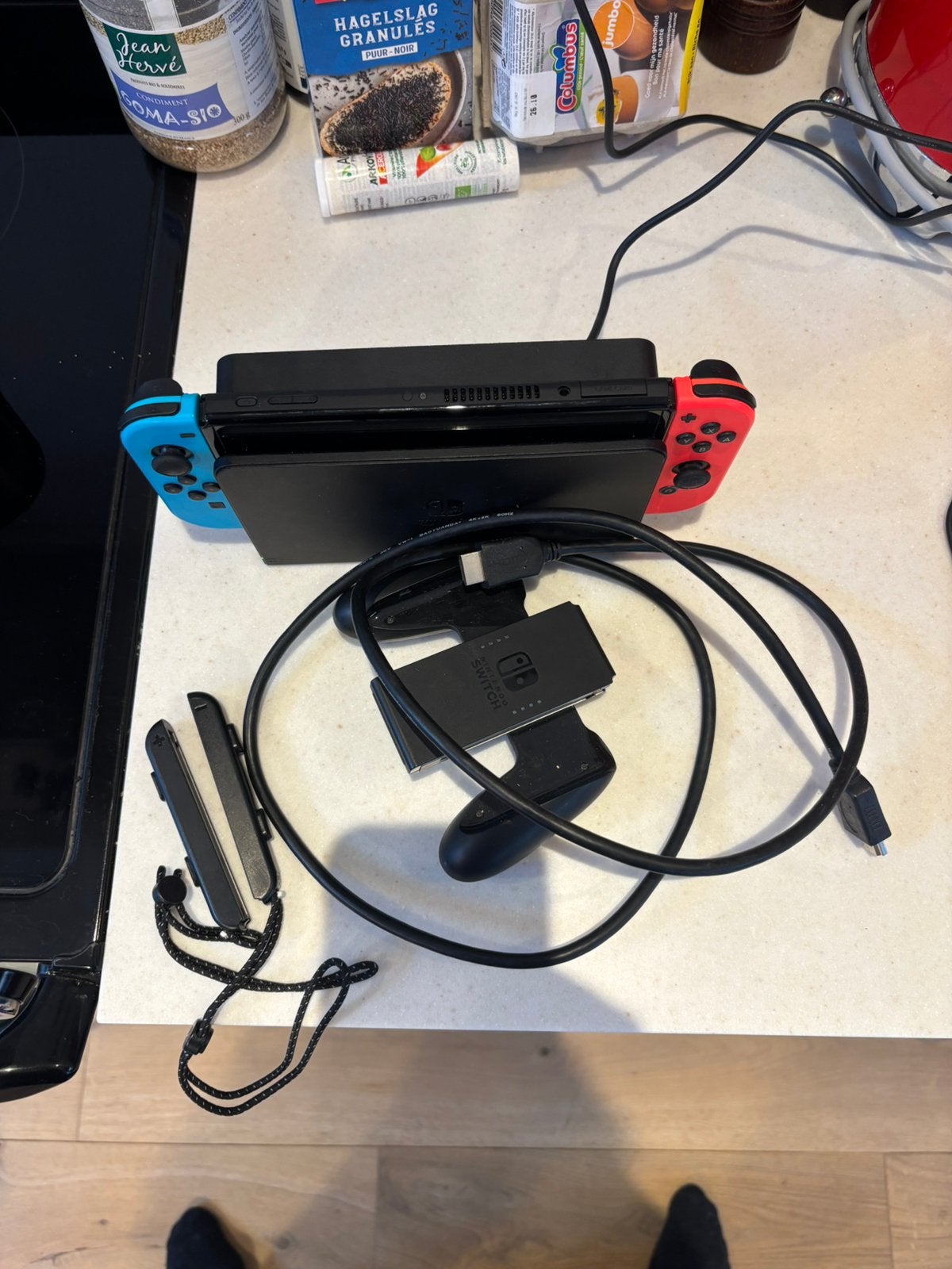 Nintendo Switch OLED — 2xJoy-CON + dock + grip + accessoires, Games en Spelcomputers, Ophalen, Gebruikt, Met 2 controllers