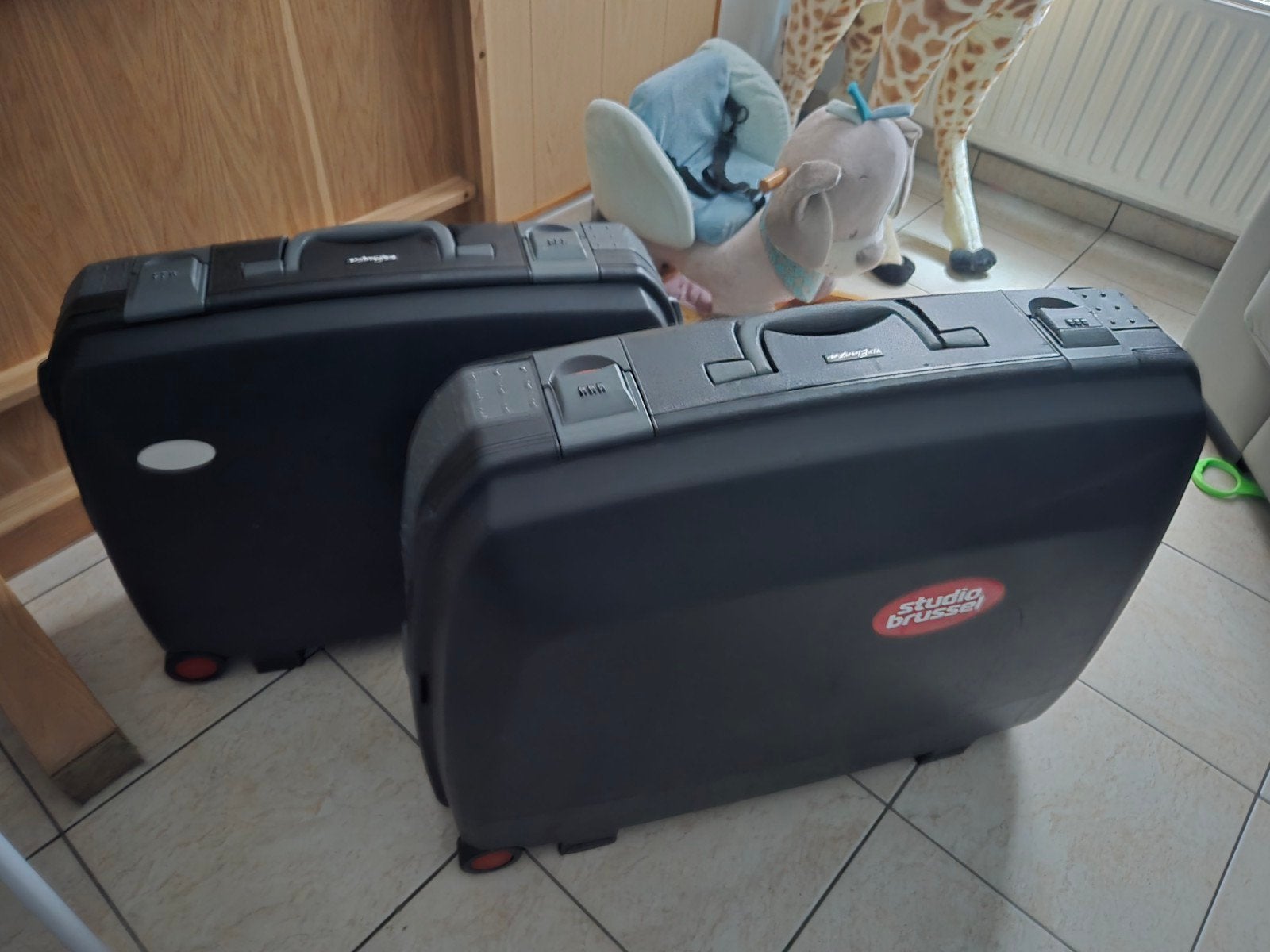2 x vip elanza suitcase reis koffers 
Reis koffers
80L & 60L, Ophalen