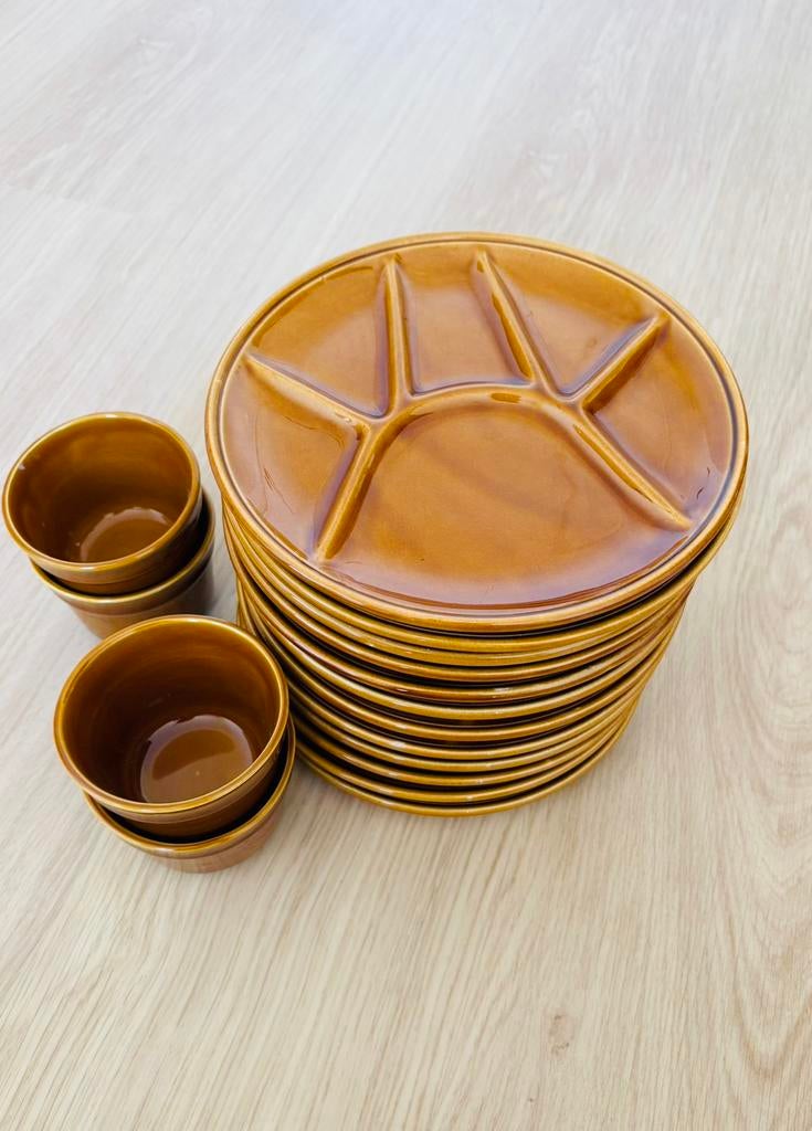 Ensemble de 12 assiettes et 4 raviers à fondue vintage, Enlèvement, Comme neuf, Céramique, Assiettes(s)