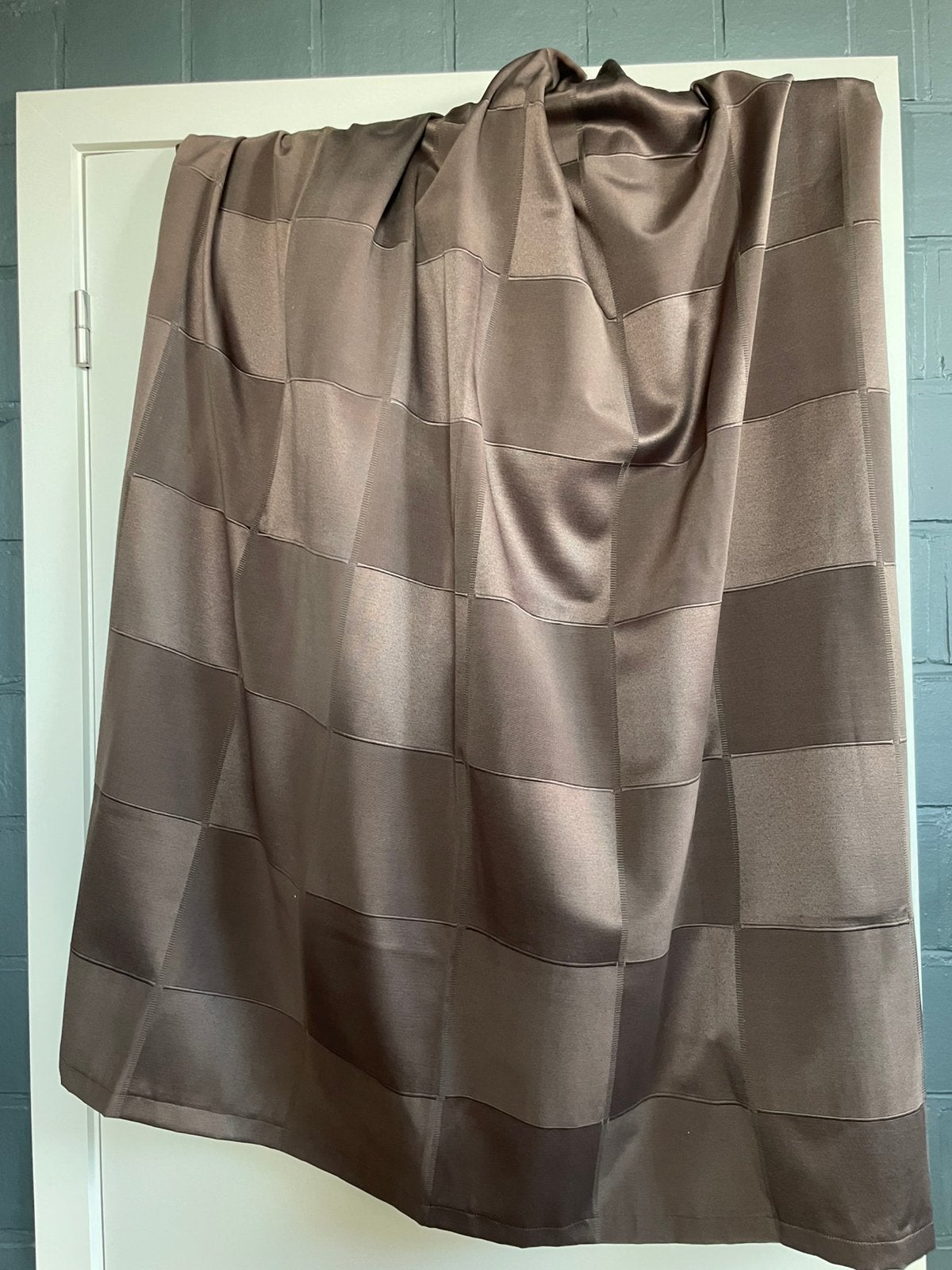 Afgewerkte gordijnen bruin met vierkanten, Maison & Meubles, 129 cm, Enlèvement ou Envoi, Translucide, Brun