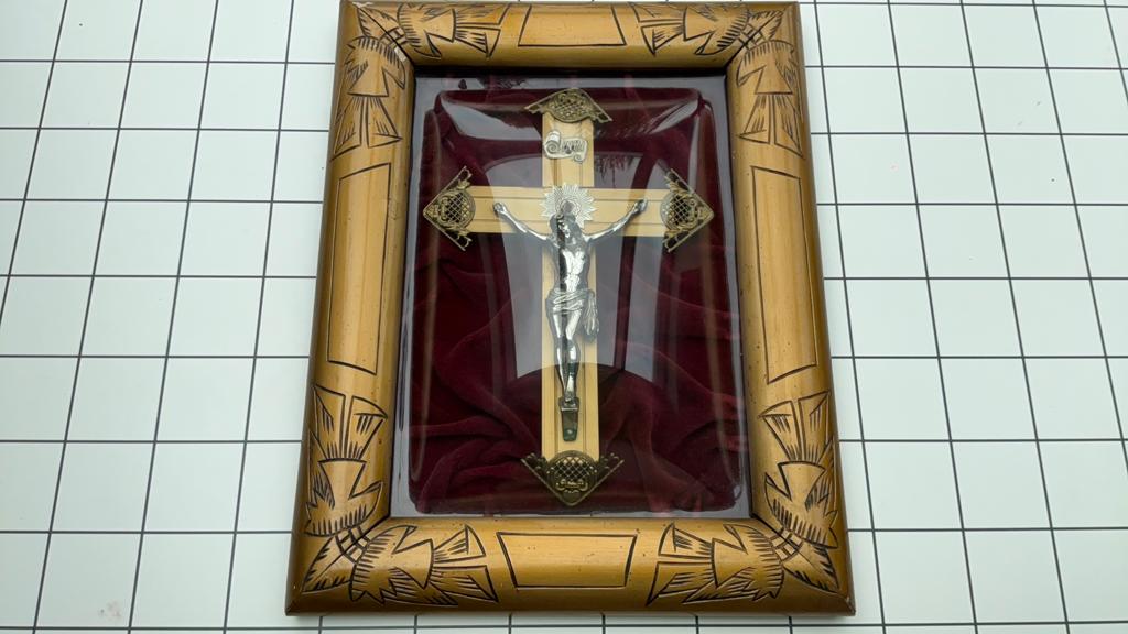 Kruisbeeld in kader met gebogen glas, Ophalen