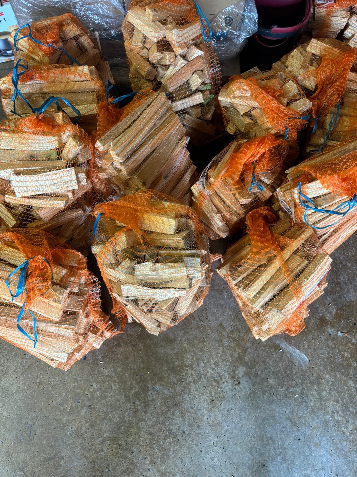 Bois d’allumage sapin sec – sacs 3,5 kg à 4 € / 5 kg à 5 €, Enlèvement