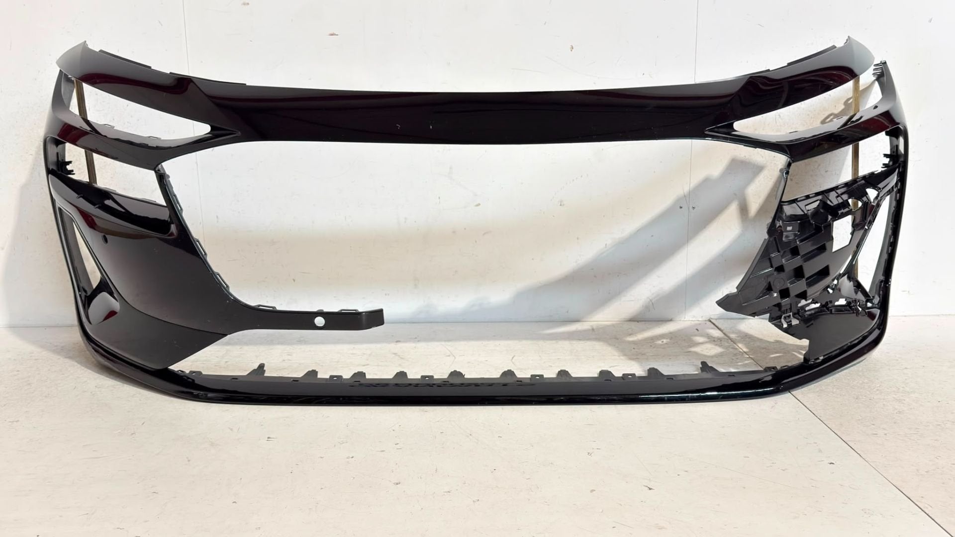 Audi A6 e-Tron 85E voorbumper 85E807437, Gebruikt, Voor, AUDI AG, Auto-Union-Strasse 1
85045  Ingolstadt, DE