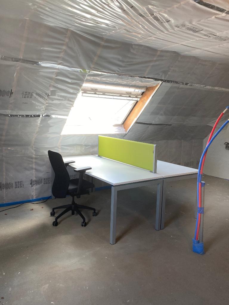 2x Bureau met geluidscherm, kabelgoot en metalen onderstel, Enlèvement, Utilisé
