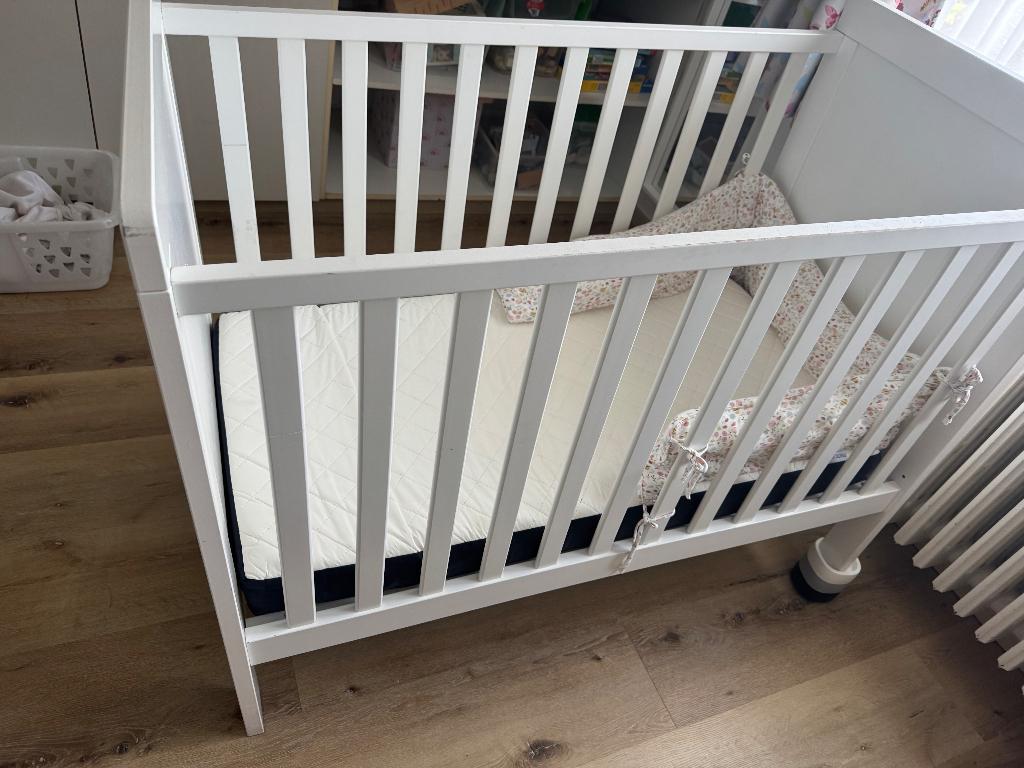 Babybed bopita, Kinderen en Baby's, Kinderkamer | Bedden, Ophalen, Gebruikt, Minder dan 140 cm, Minder dan 70 cm