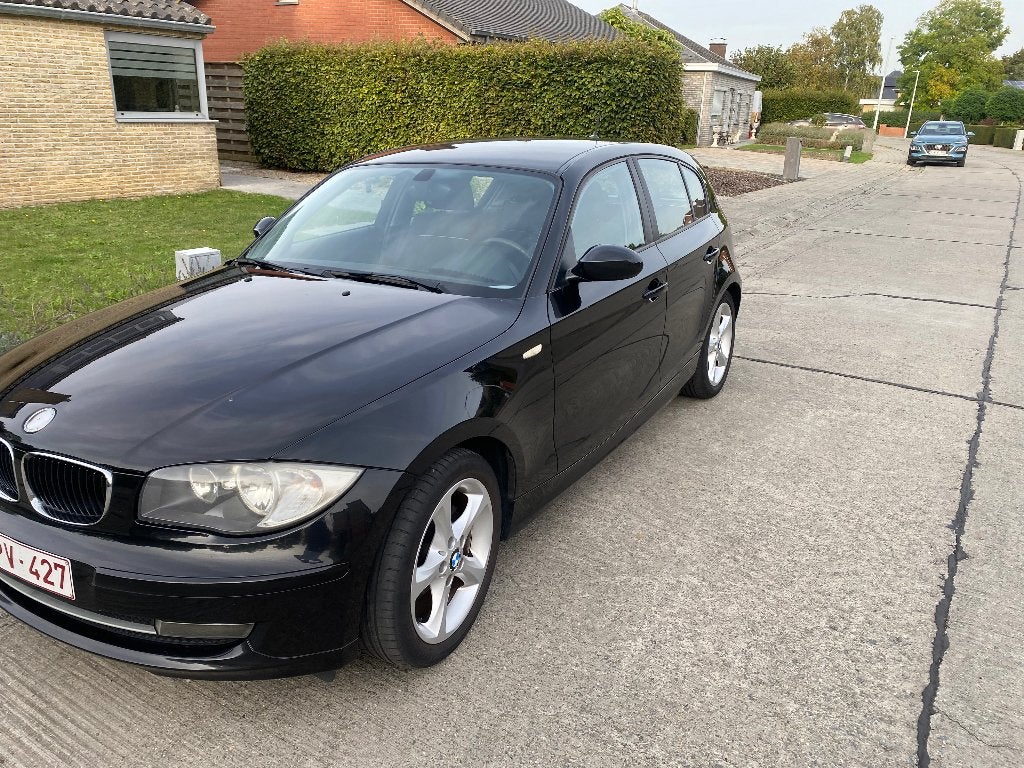 BMW série 1. 116i E87 2 l d'essence, Boîte manuelle, Entretenue par le concessionnaire, Noir, 5 portes