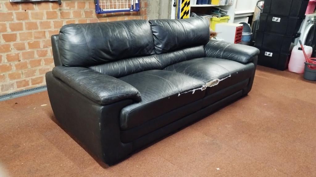 Gratis af te halen – Zwarte lederen zetel, 200 à 250 cm, Banc droit, Enlèvement, Utilisé