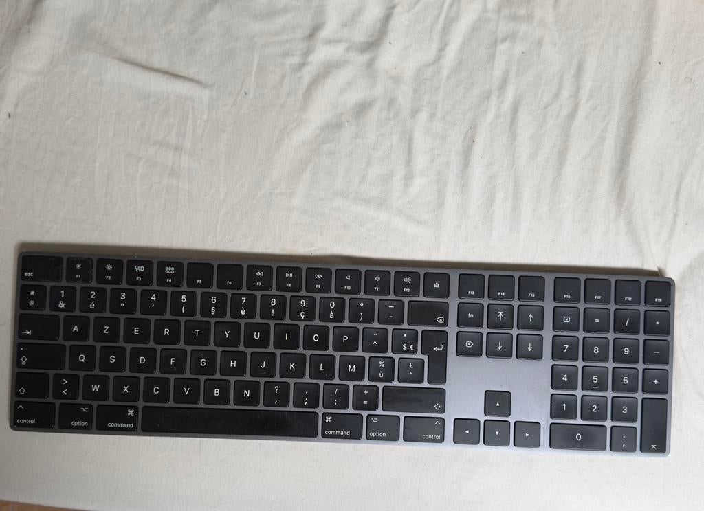 Apple Magic Keyboard avec pavé numérique, Informatique & Logiciels, Claviers, Enlèvement ou Envoi, Comme neuf, Sans fil