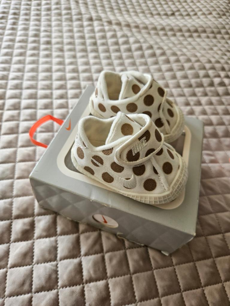 Chaussures bébé Nike, Enlèvement
