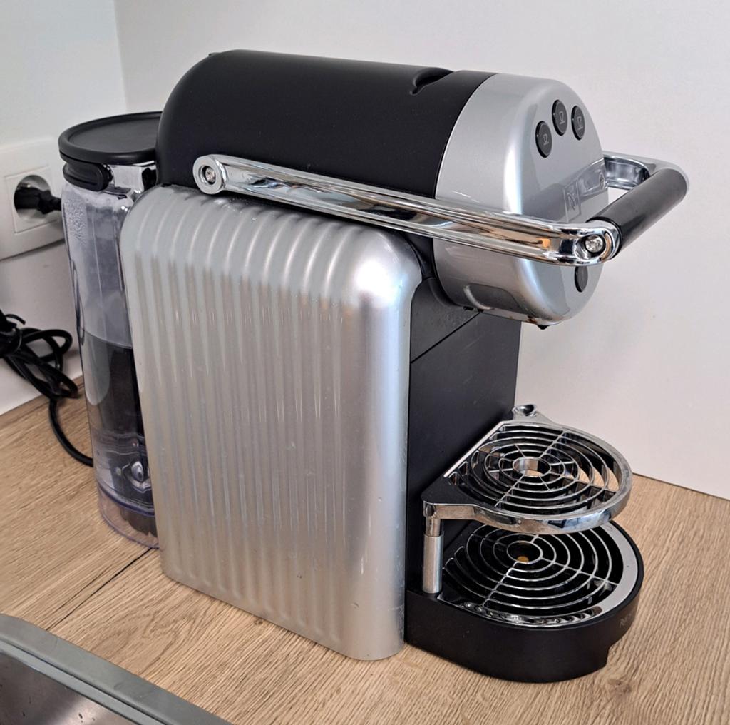 Nespresso Zenius koffiemachine + gloednieuwe accesoires, Electroménager, Enlèvement, Cafetière