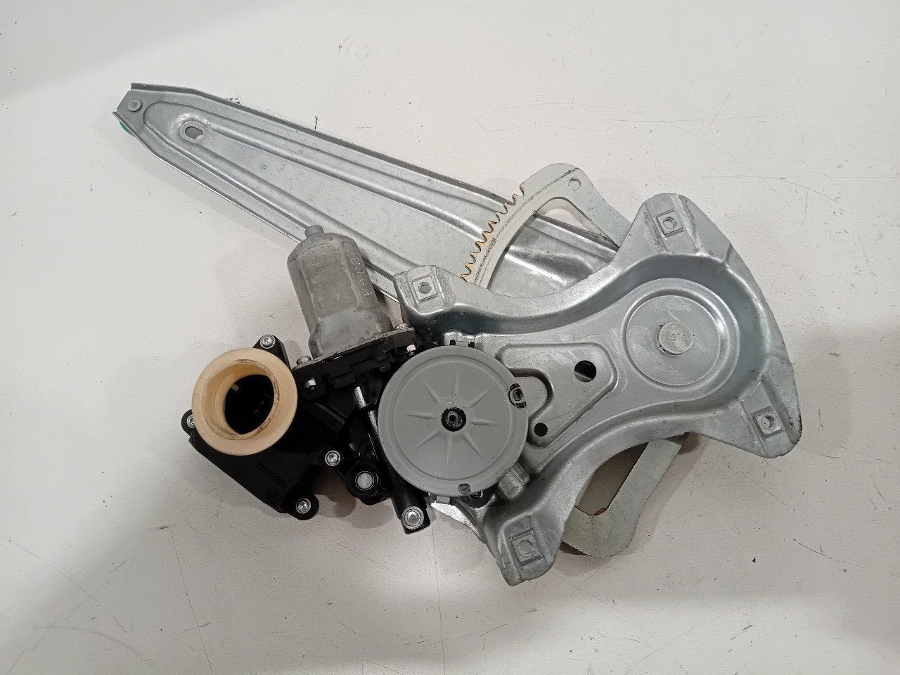 Raammechaniek elektrisch links achter Toyota Auris, Onderdelen@venauto.nl, Van der Ven Autorecycling B.V., Gebruikt, Ettenseweg 76, 4706 PB Roosendaal, The Netherlands